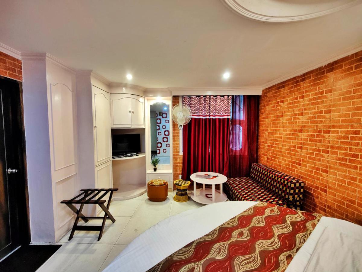 Hotel Auckland And Restaurant Near Mall Road