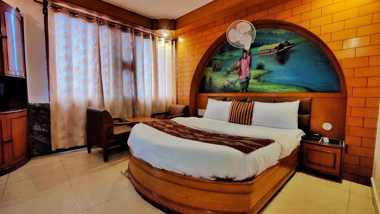Hotel Auckland And Restaurant Near Mall Road 3*