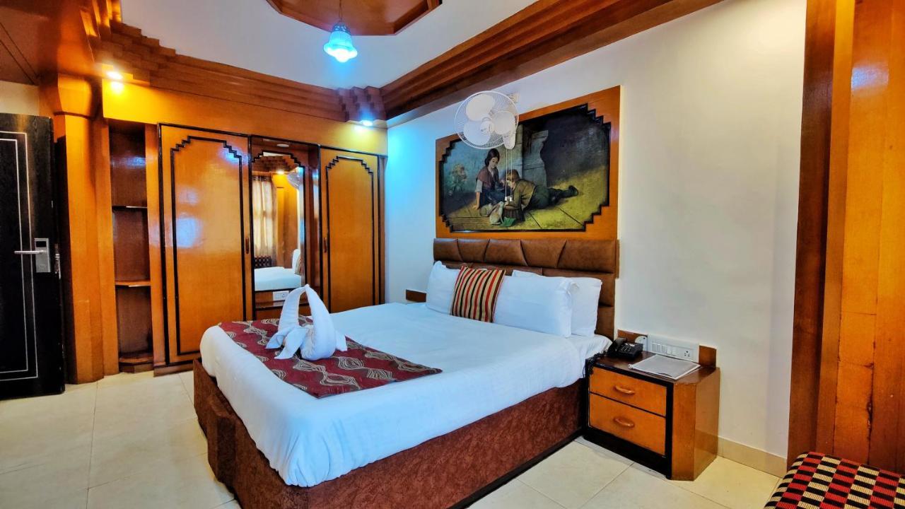 Hotel Auckland And Restaurant Near Mall Road 3*