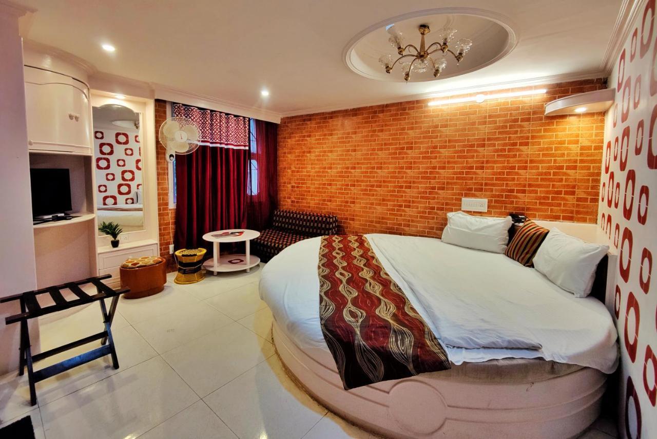Hotel Auckland And Restaurant Near Mall Road