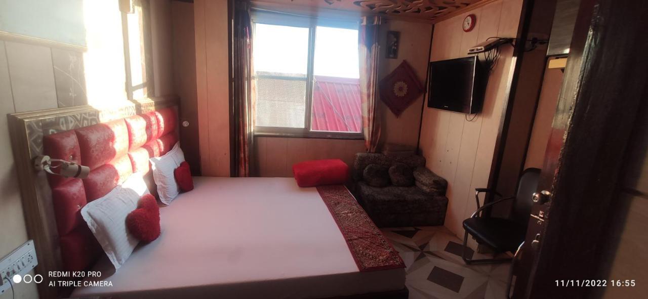 New Malook Hotel,mall Road,near Domino's Pizza Hotel *