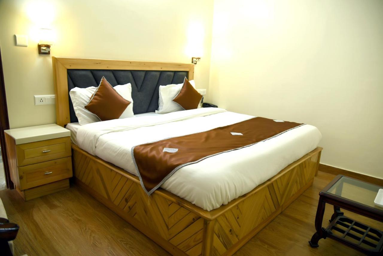 Uphar Hotel *