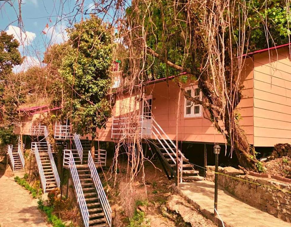 Aamod At Shoghi Luxury Resort 4*