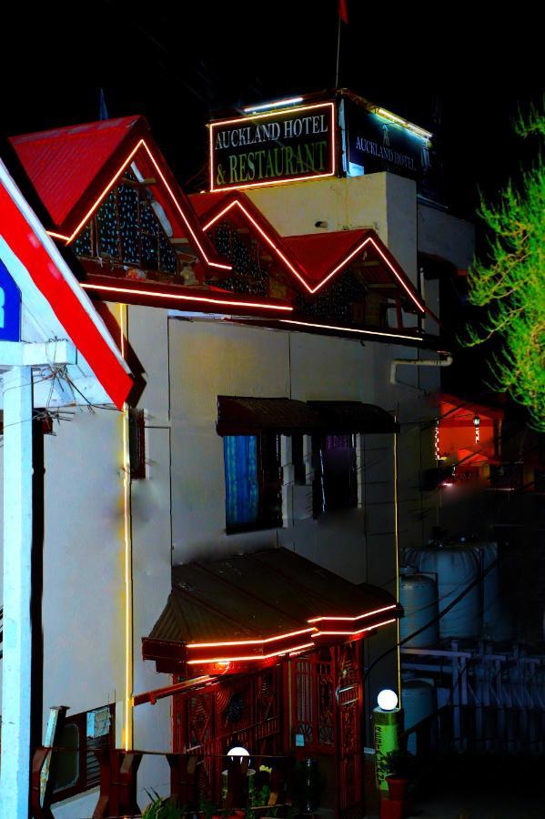 Auckland And Restaurant Near Mall Road 3*