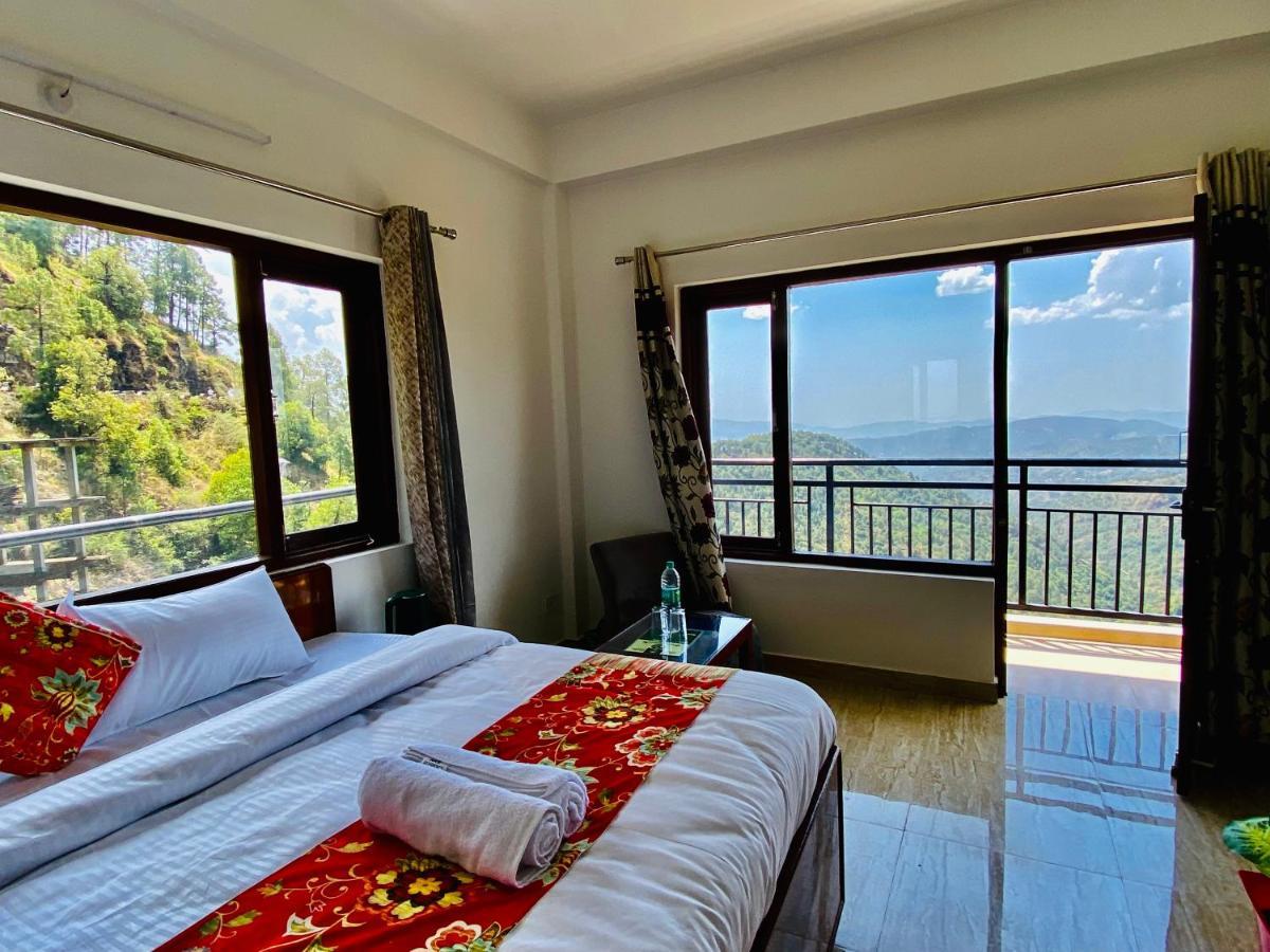 Aks Residency With Valley View On Road With Private Parking 3*