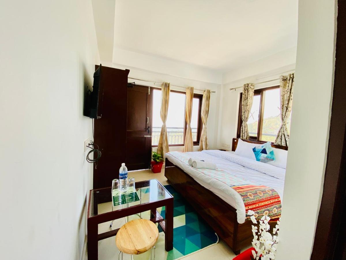 Aks Residency With Valley View On Road With Private Parking 3* Shimla