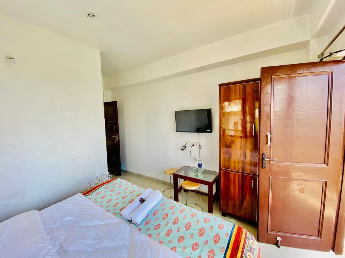 Aks Residency With Valley View On Road With Private Parking Shimla