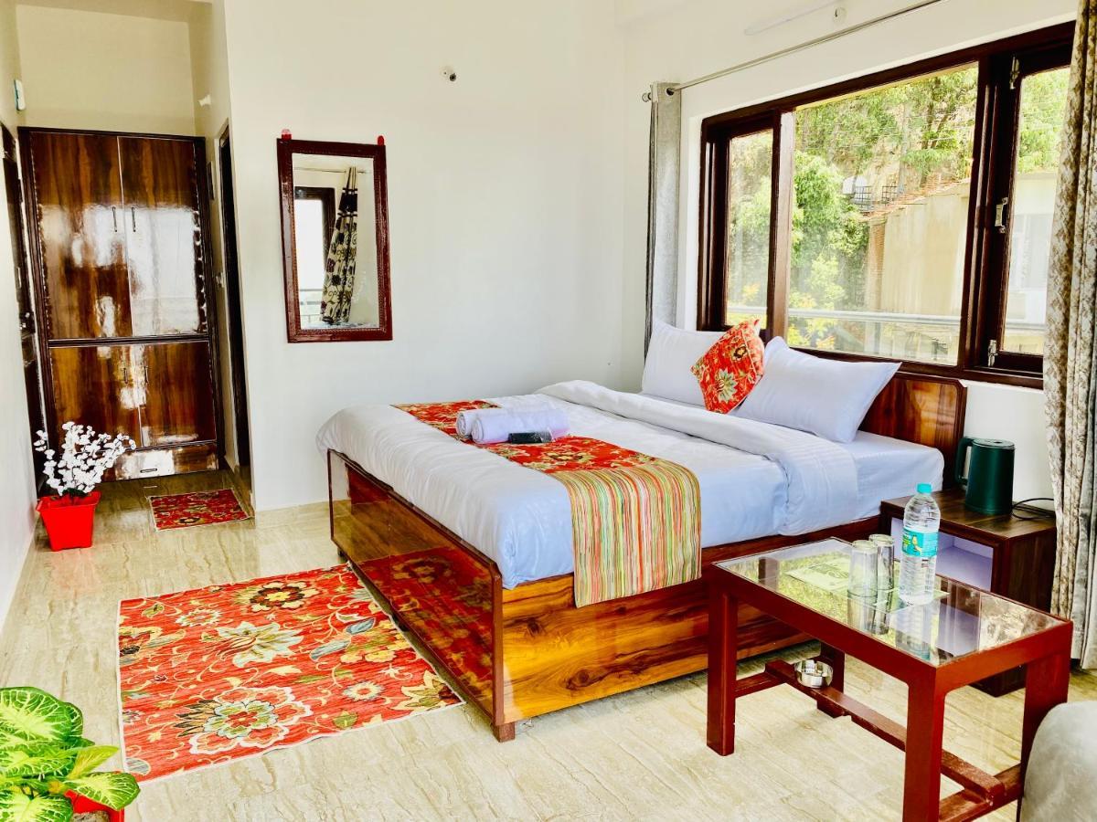 Aks Residency With Valley View On Road With Private Parking Shimla