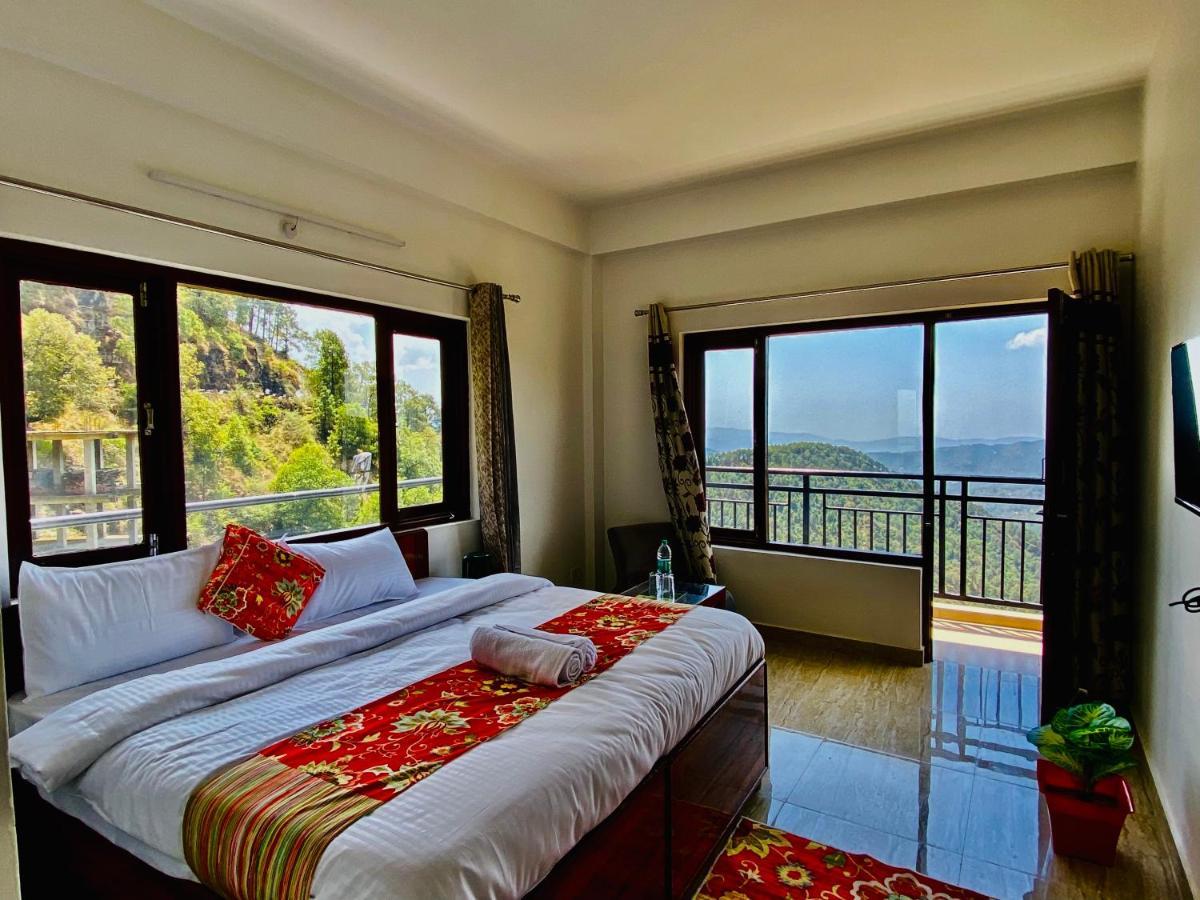 Aks Residency With Valley View On Road With Private Parking 3*