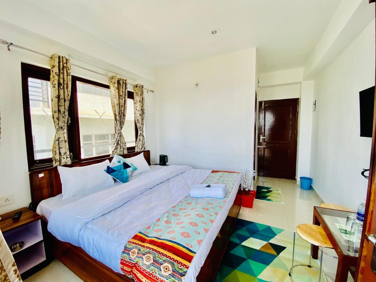 Hotel Aks Residency With Valley View On Road With Private Parking 3*