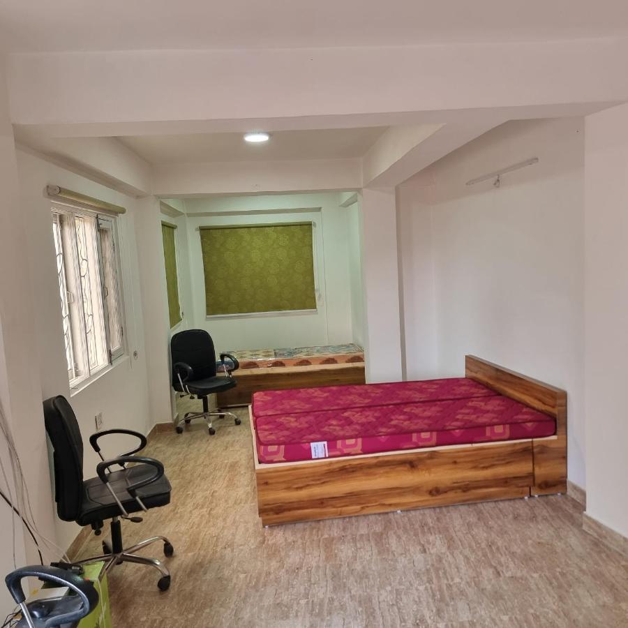 Tiny - Drive In Property- Small Basic Kitchen, 2km Ahead From Mall Road Lift Parking Homestay *
