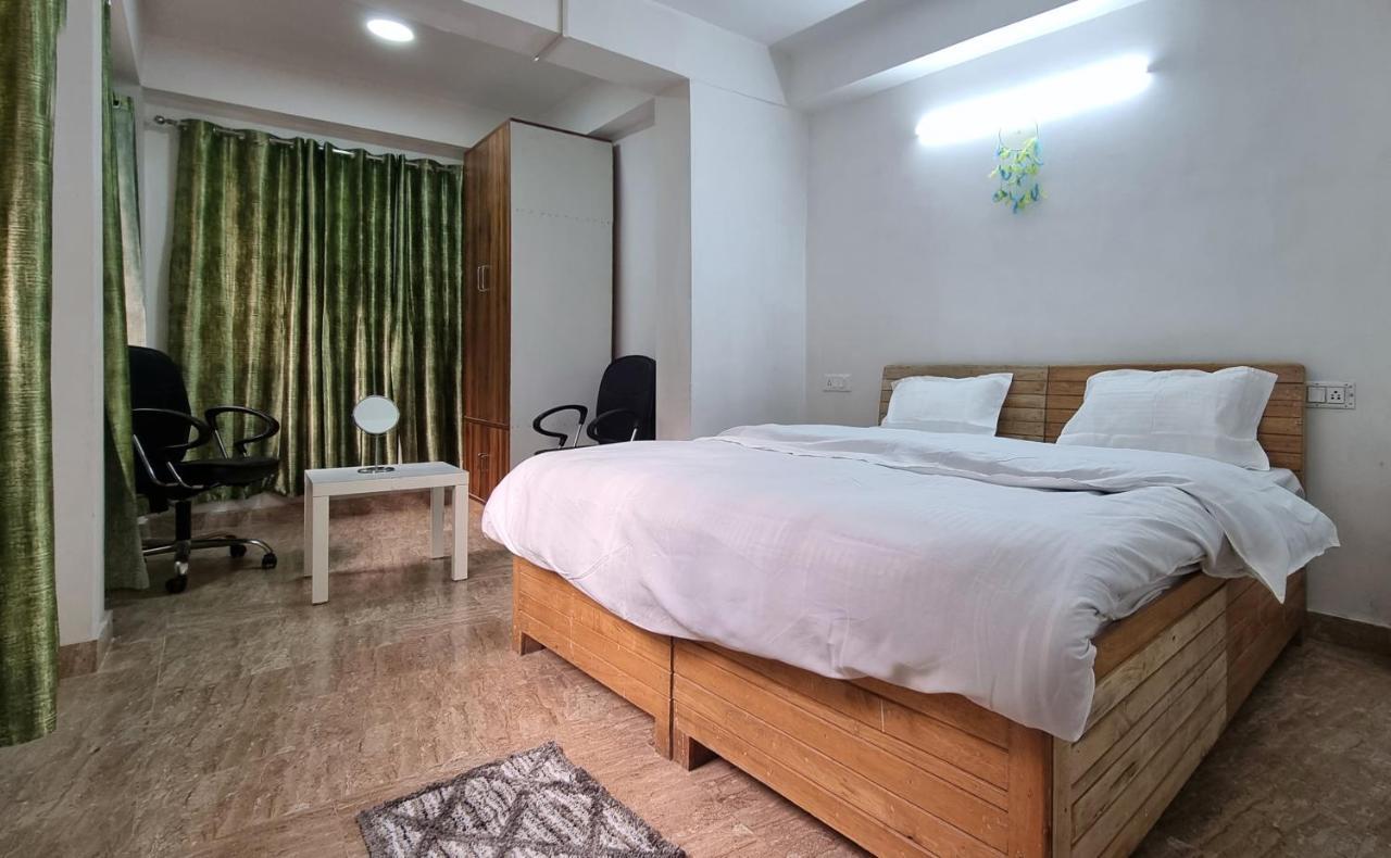Tiny - Drive In Property- Small Basic Kitchen, 2km Ahead From Mall Road Lift Parking Homestay