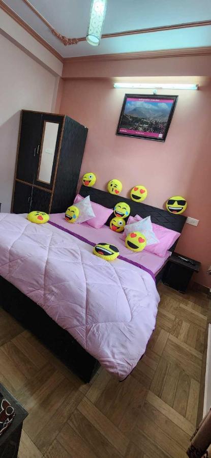Apartment O 81250d Abhiaak Regency