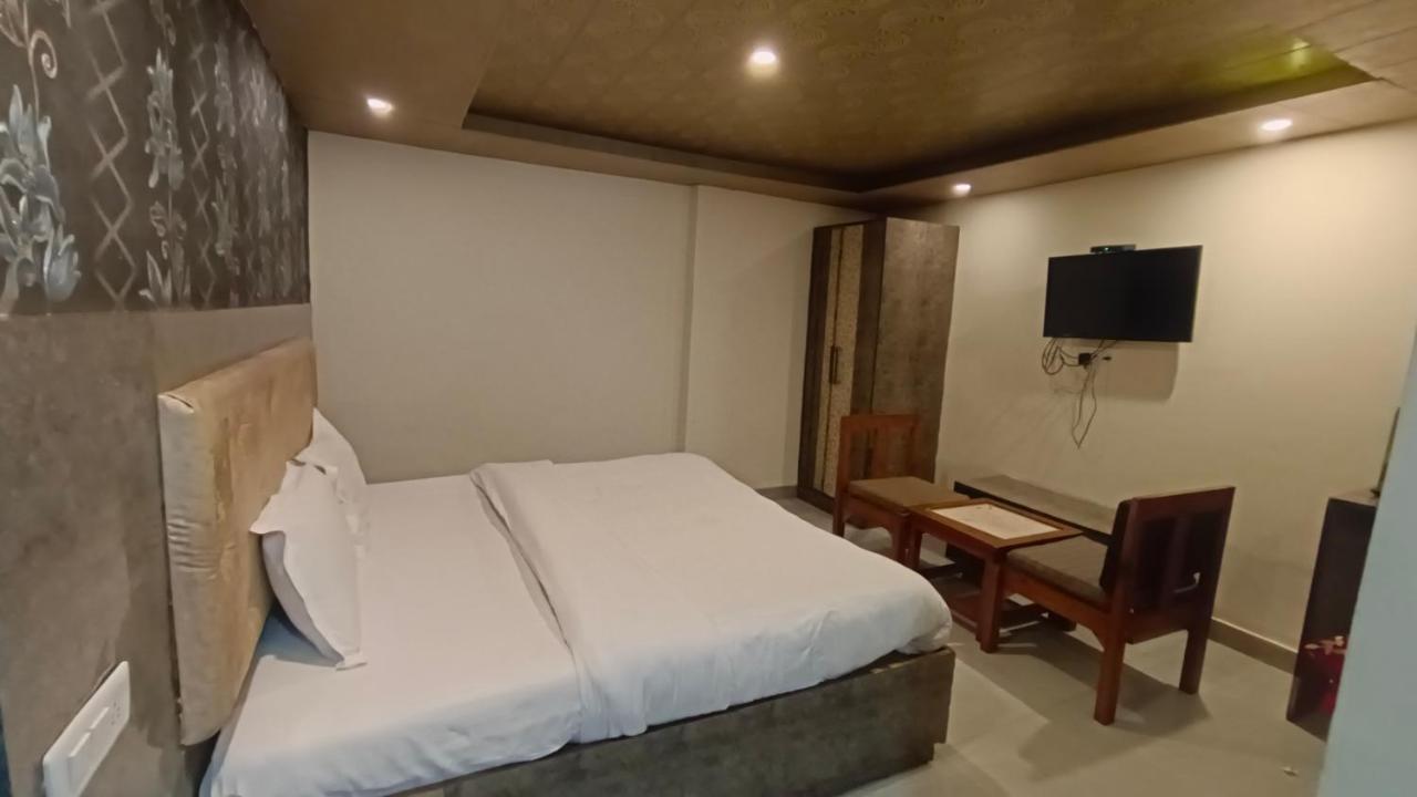 Royale - Near Mall Road Free Pickup From Railway Station