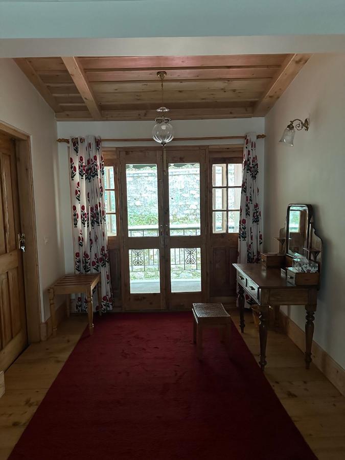 Dimple Lodge, *