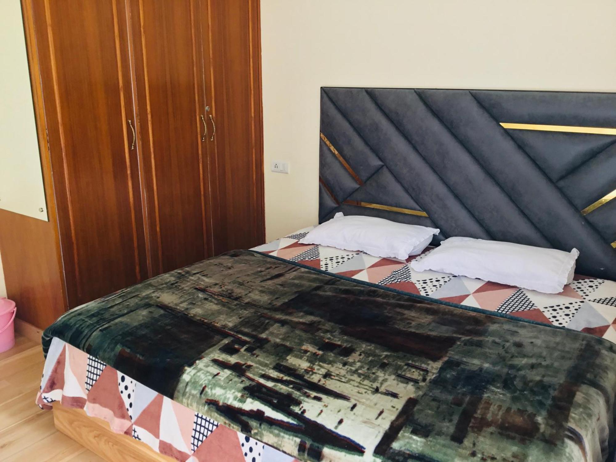 Vibes Free Pick & Drop From Isbt Bed & Breakfast *