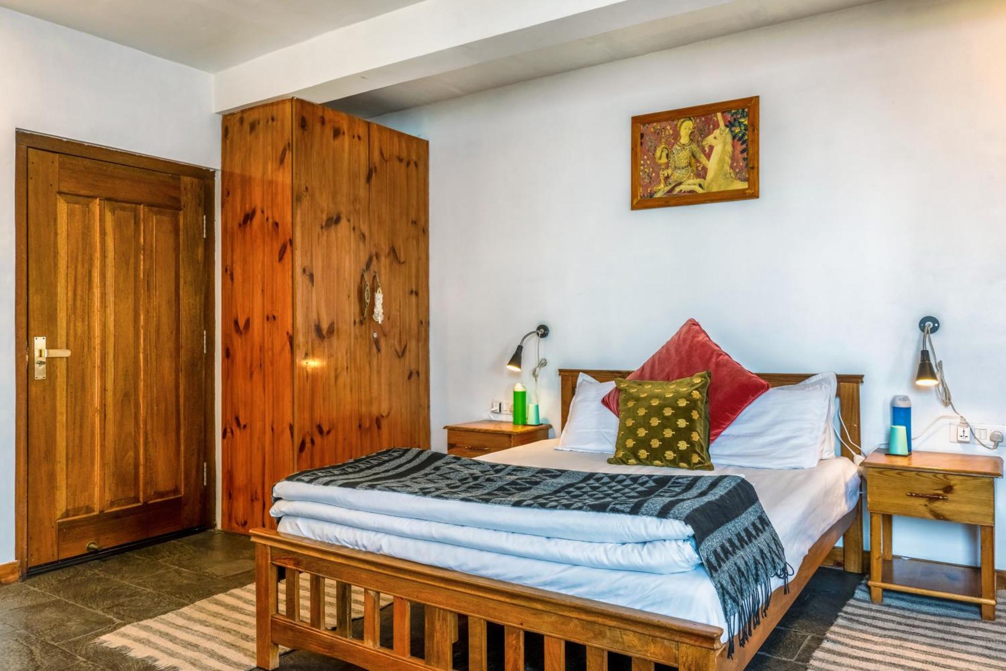Homestay Saroga Woods *