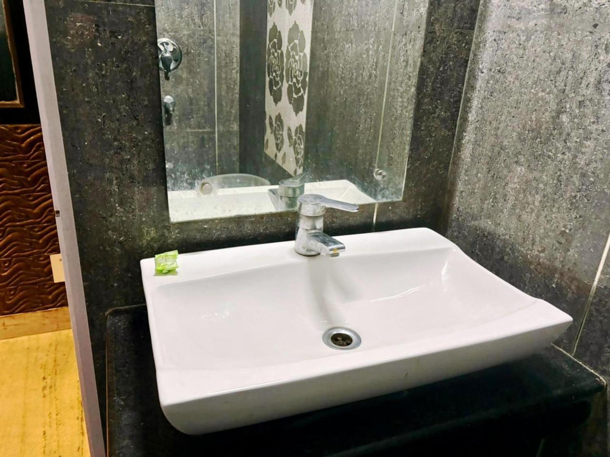 Hotel Ganga Near Mall Road 2*