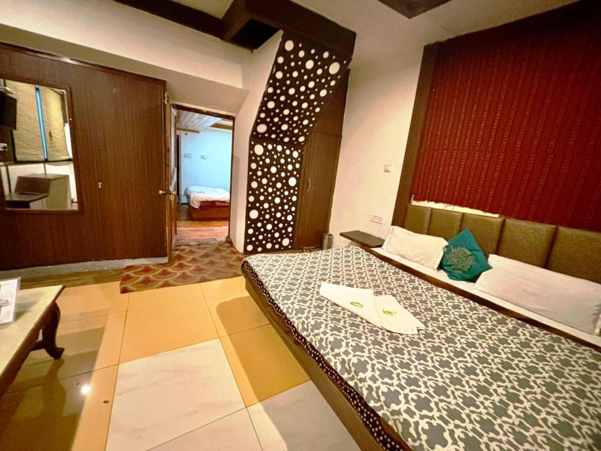Hotel Ganga Near Mall Road 3*