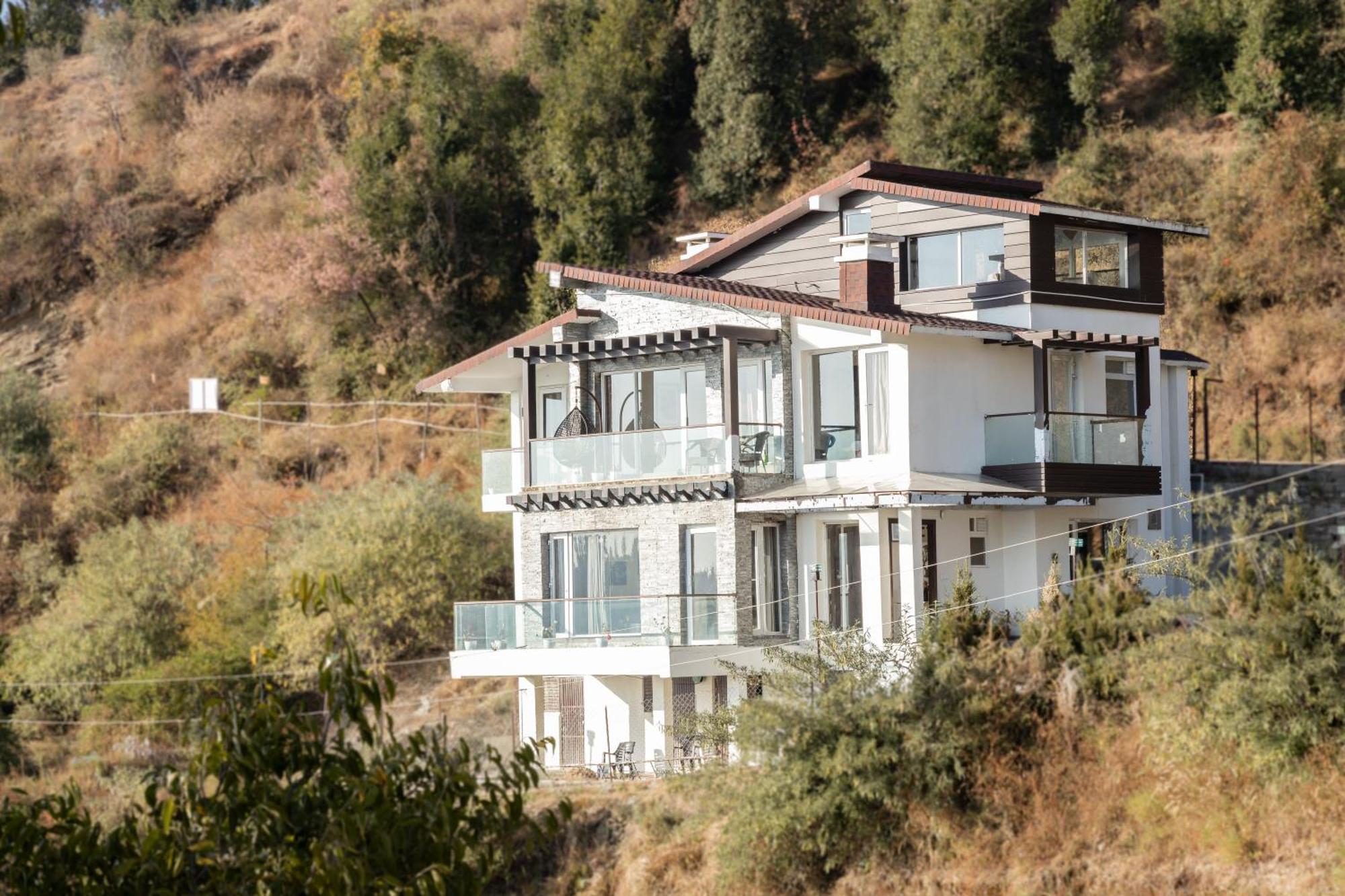 Hostie Imperial Chalet-3 Bhk Mountain Villa, Chail Chalet