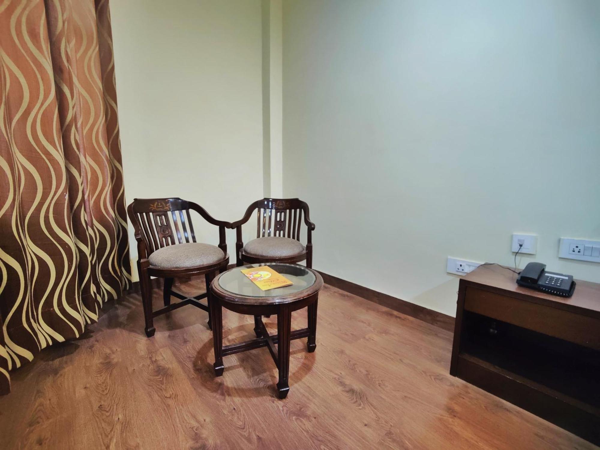 Hotel The Ashoka 300mts Walkable From Mall Road