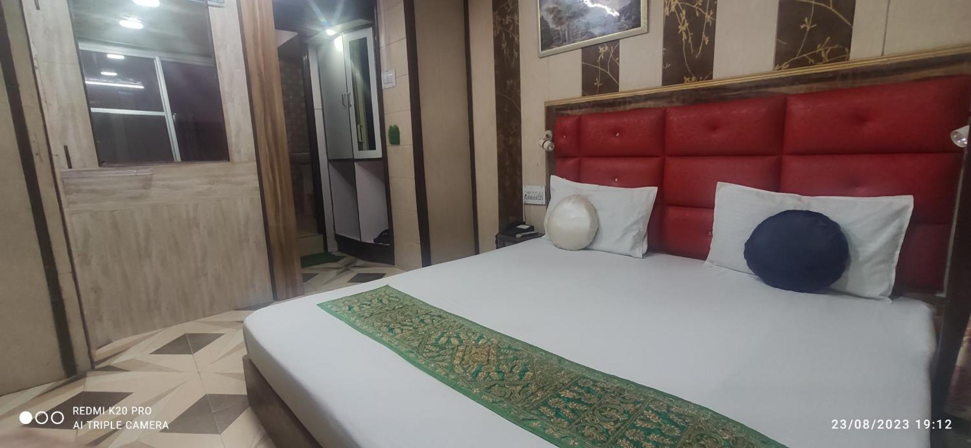 New Malook Hotel,mall Road,near Domino's Pizza