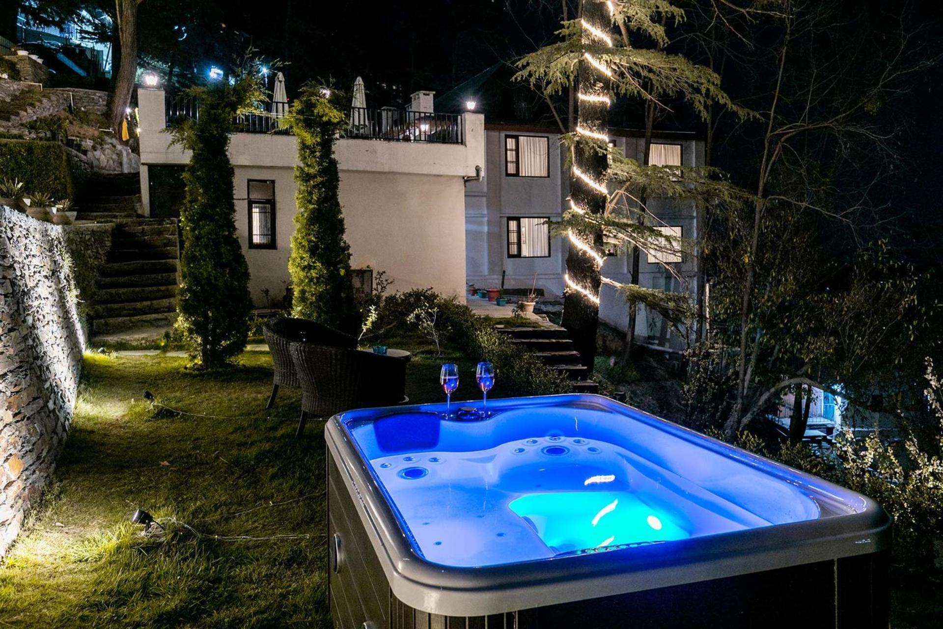 Stayvista At Pine Estate With Outdoor Jacuzzi *