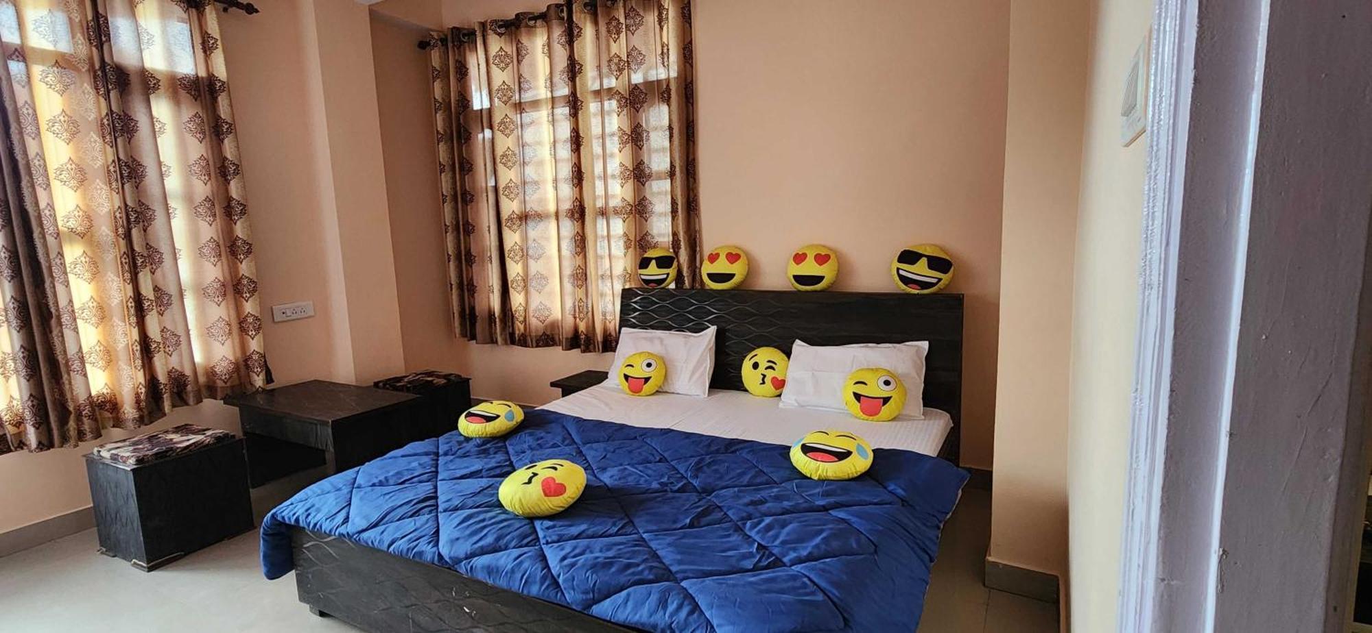 Apartment O 81250d Abhiaak Regency
