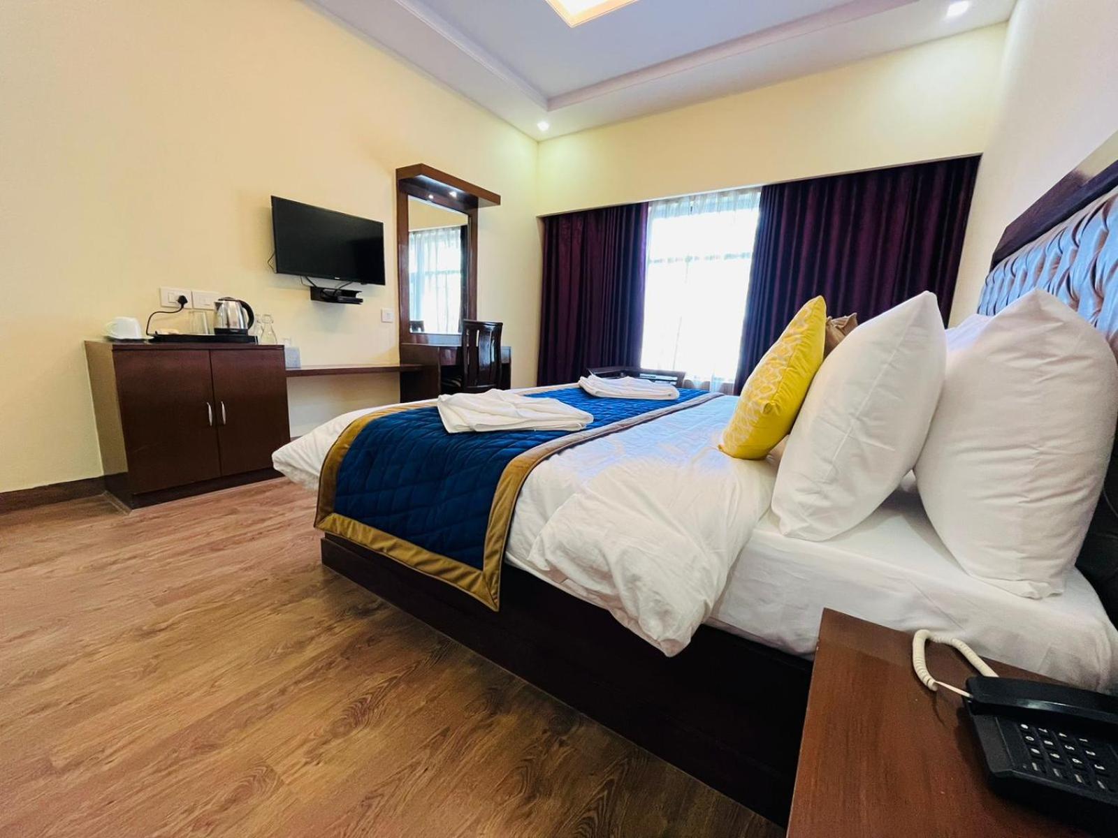 Hotel The Ashoka 300mts Walkable From Mall Road