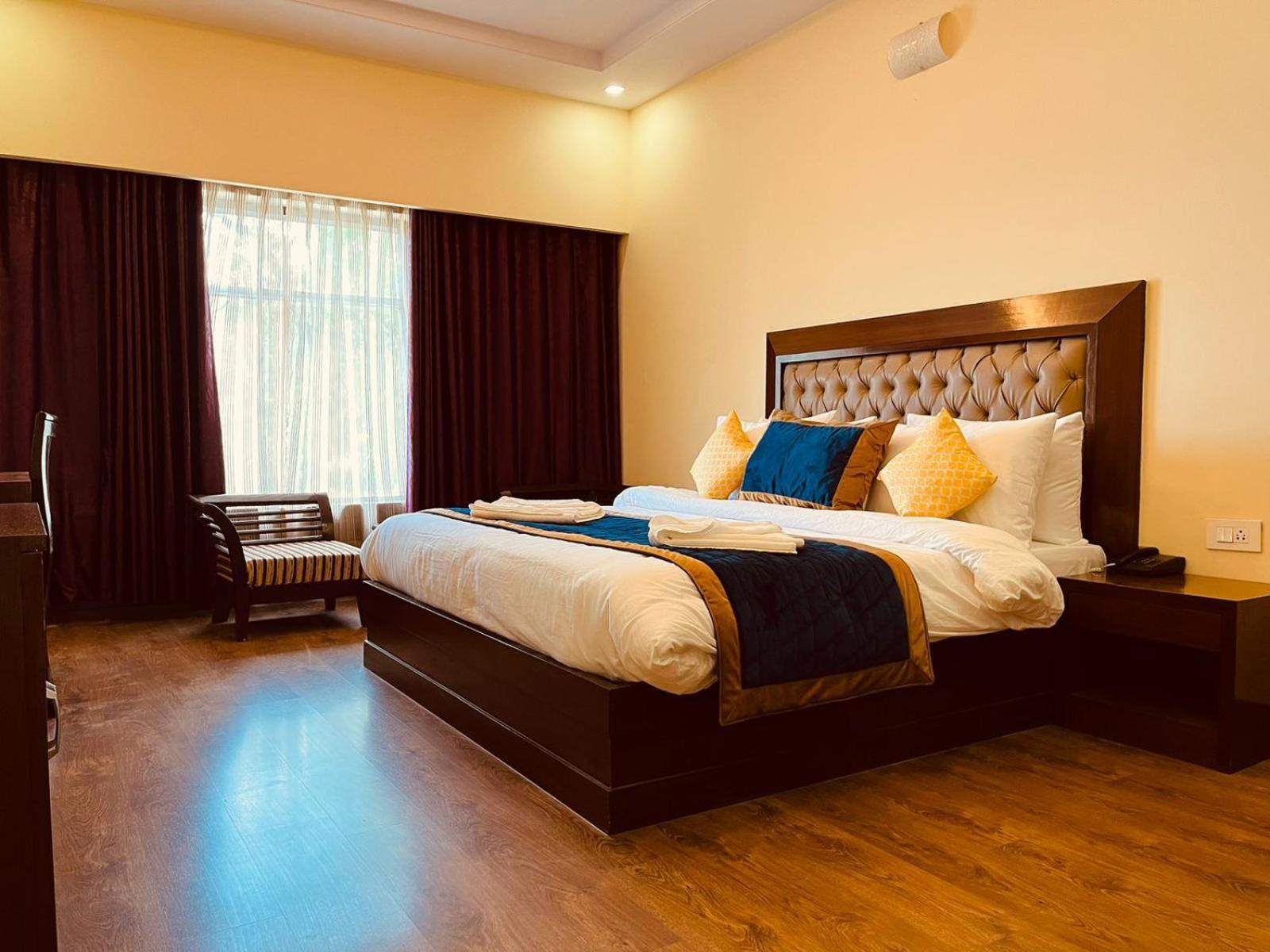 Hotel The Ashoka 300mts Walkable From Mall Road 3*