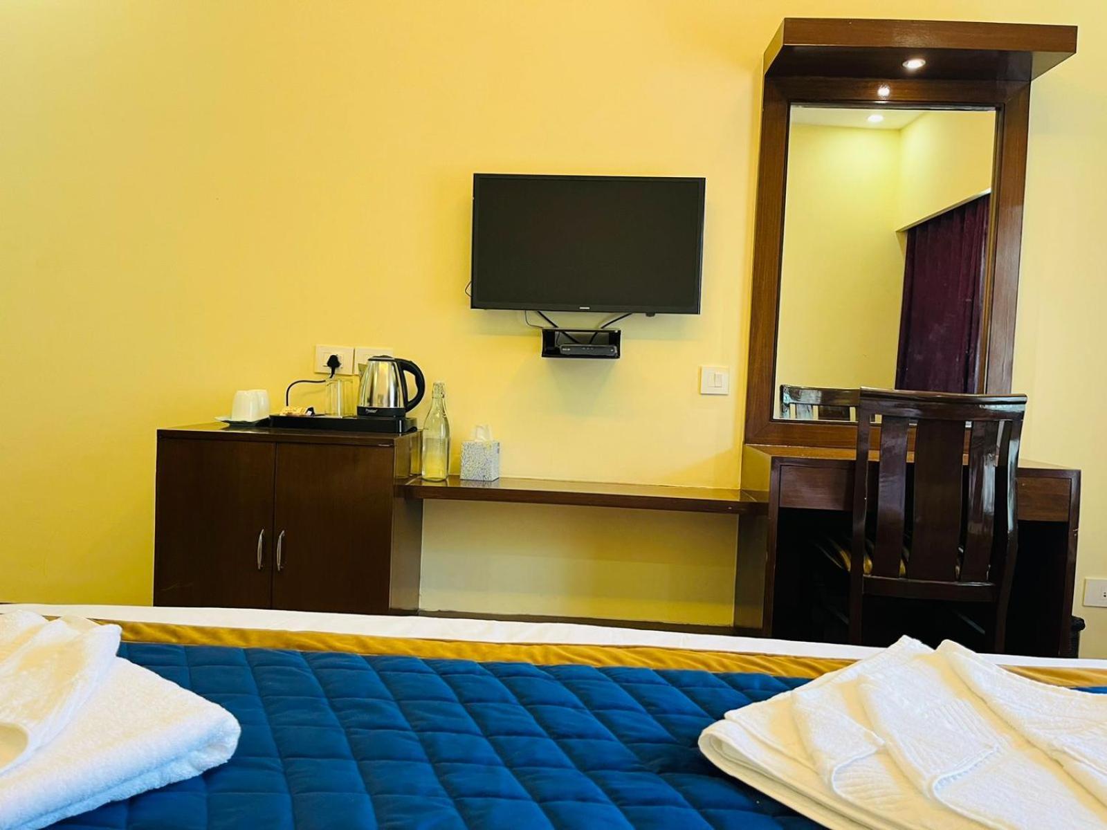 The Ashoka 300mts Walkable From Mall Road Hotel