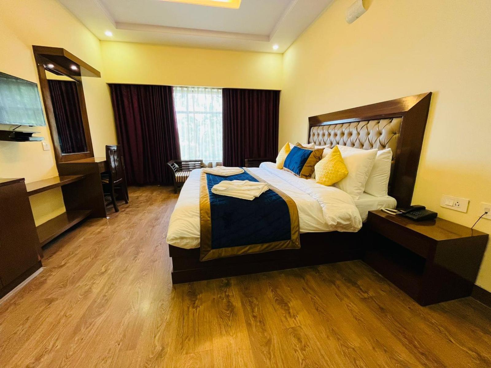 Hotel The Ashoka 300mts Walkable From Mall Road 3*