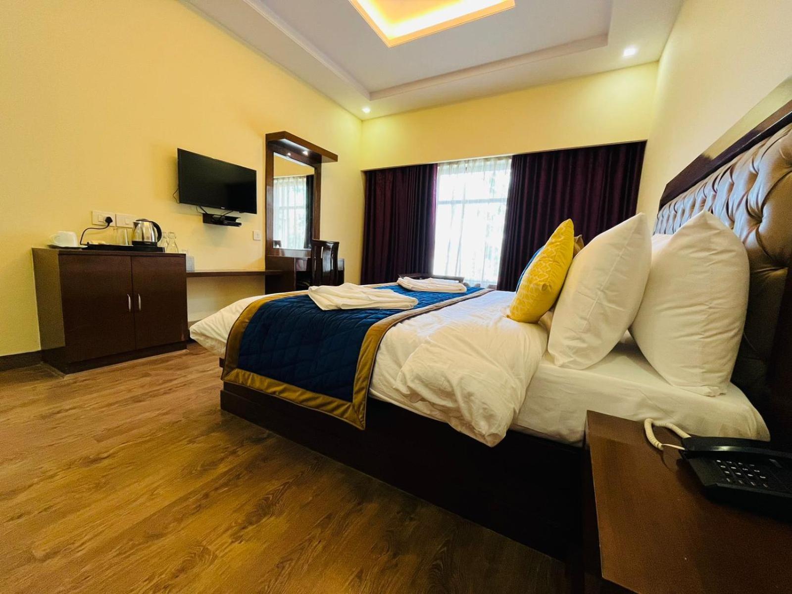The Ashoka 300mts Walkable From Mall Road Hotel