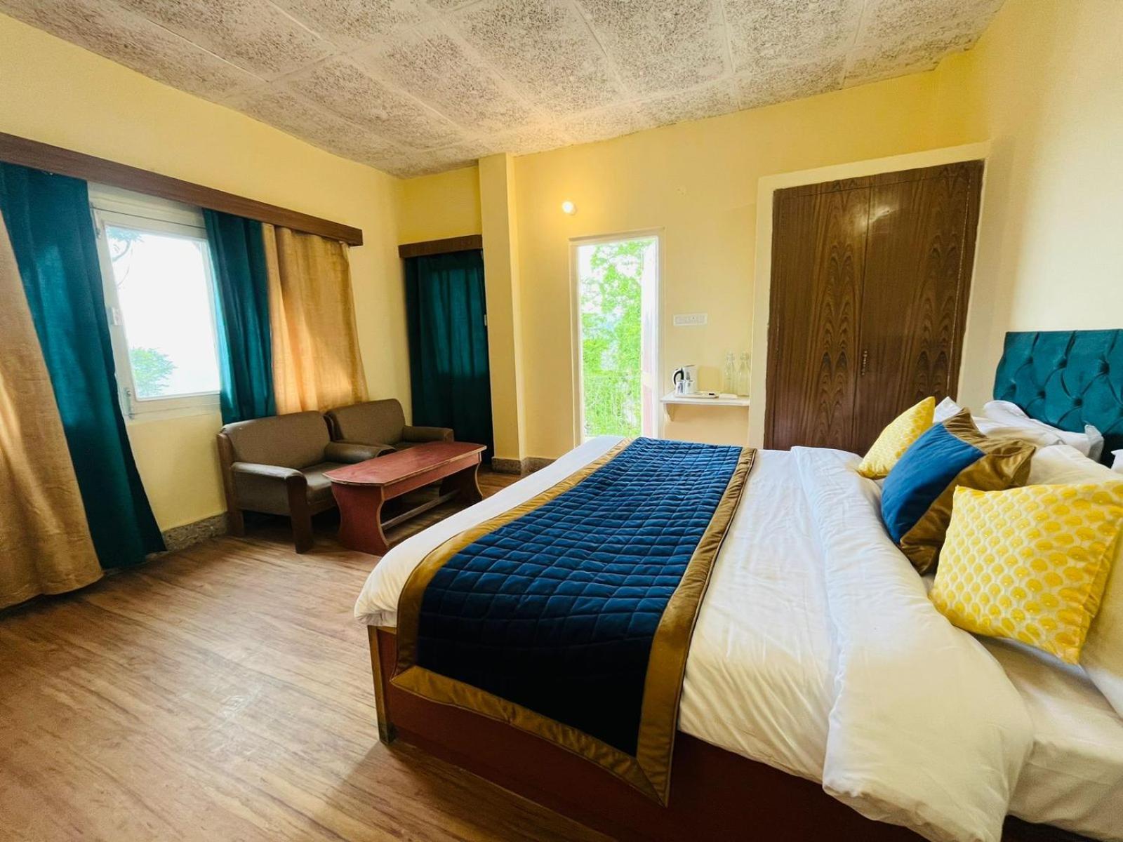Hotel The Ashoka 300mts Walkable From Mall Road