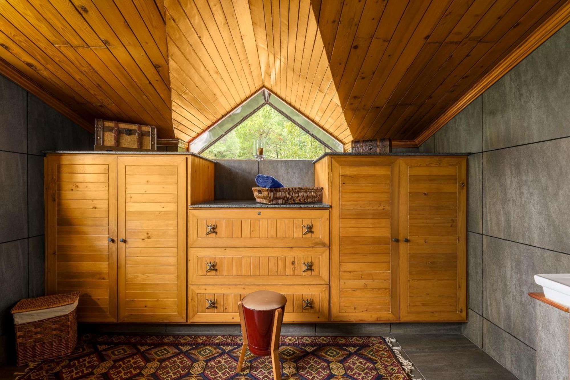 Saffronstays Ekam, Chail - Forest Near Chail Cricket Ground Villa