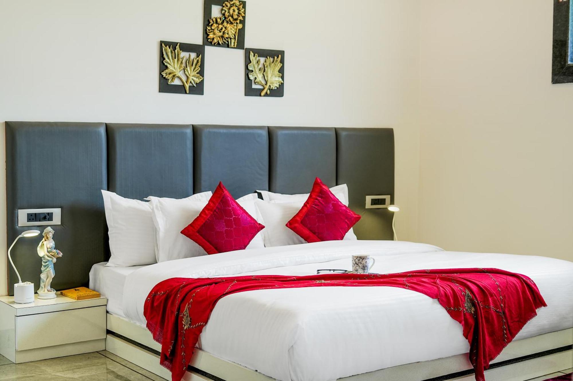 Alaya 3 Bhk With Hill View - Cliff Trident Apartment *