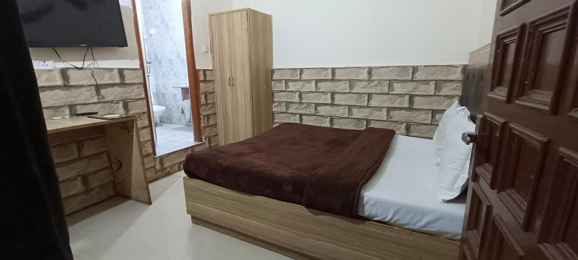 Royale - Near Mall Road Free Pickup From Railway Station Bed & Breakfast *