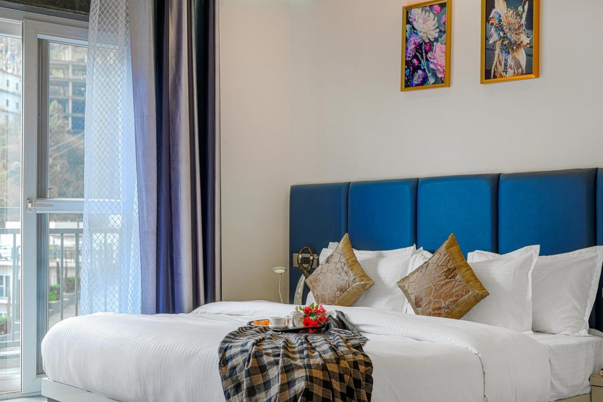 Alaya 3 Bhk With Hill View - Cliff Trident *