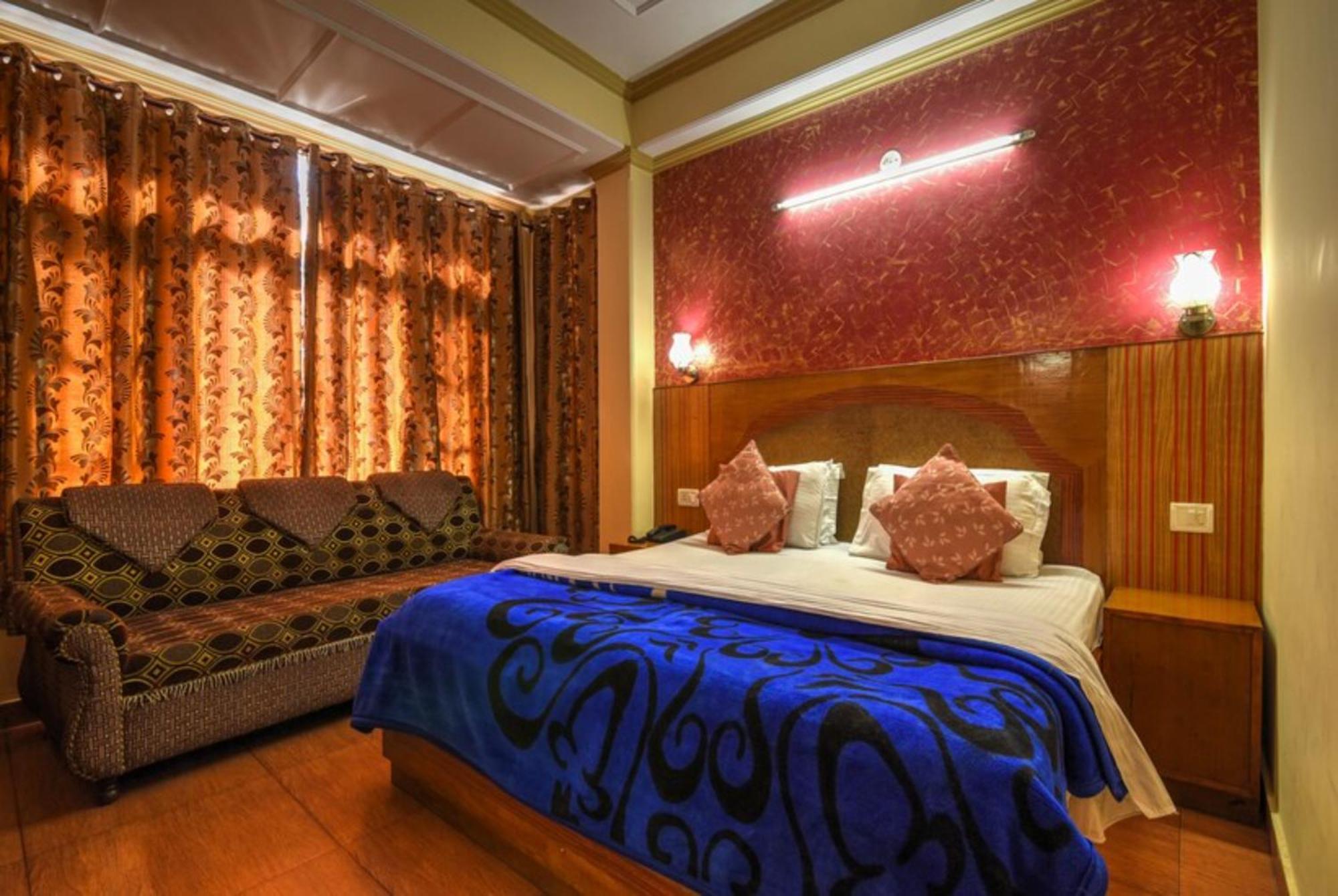 King Palace - Nature-valley-luxury-room - Prime Location With Parking Facilities