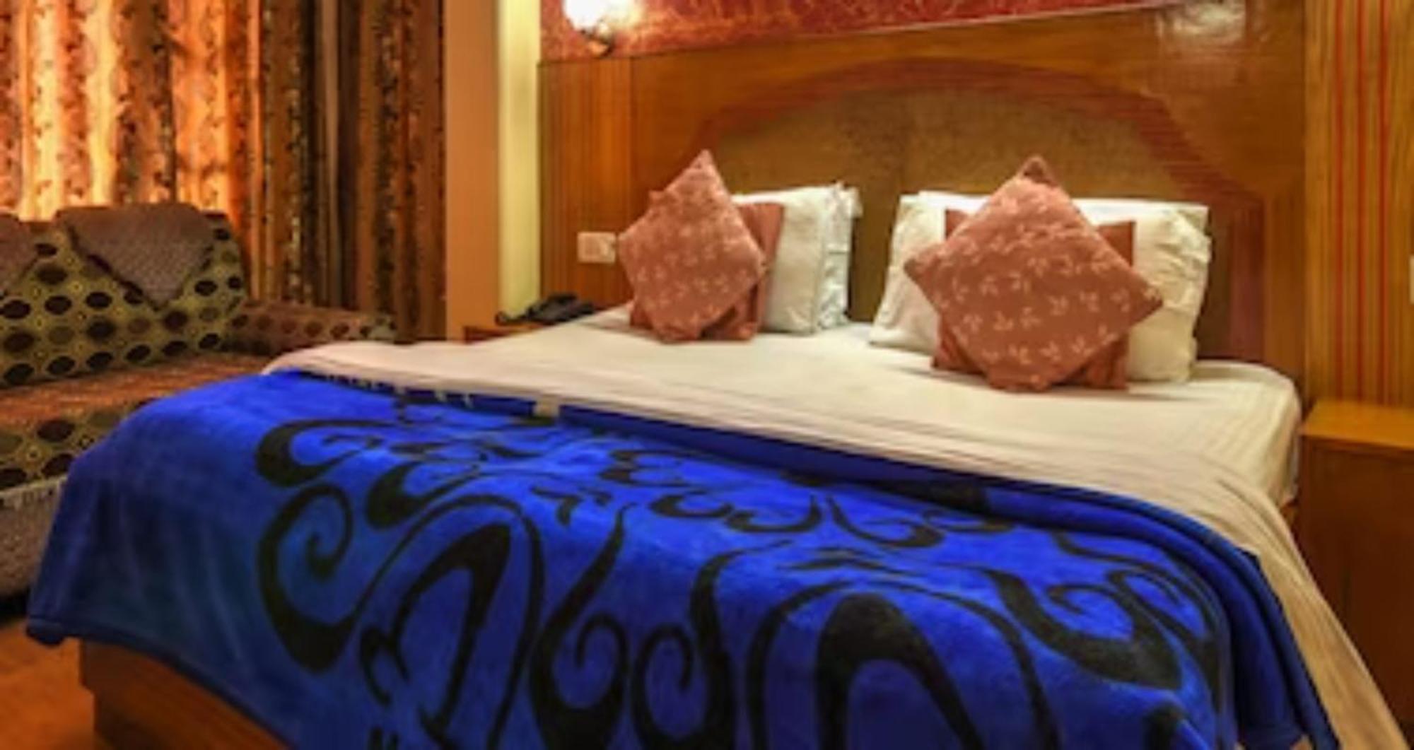Hotel King Palace - Nature-valley-luxury-room - Prime Location With Parking Facilities