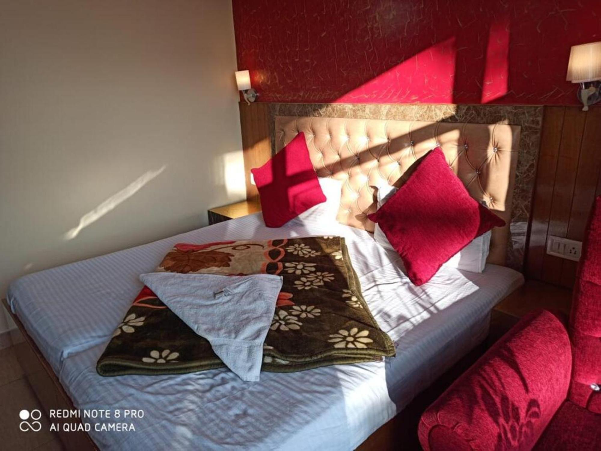King Palace - Nature-valley-luxury-room - Prime Location With Parking Facilities Hotel