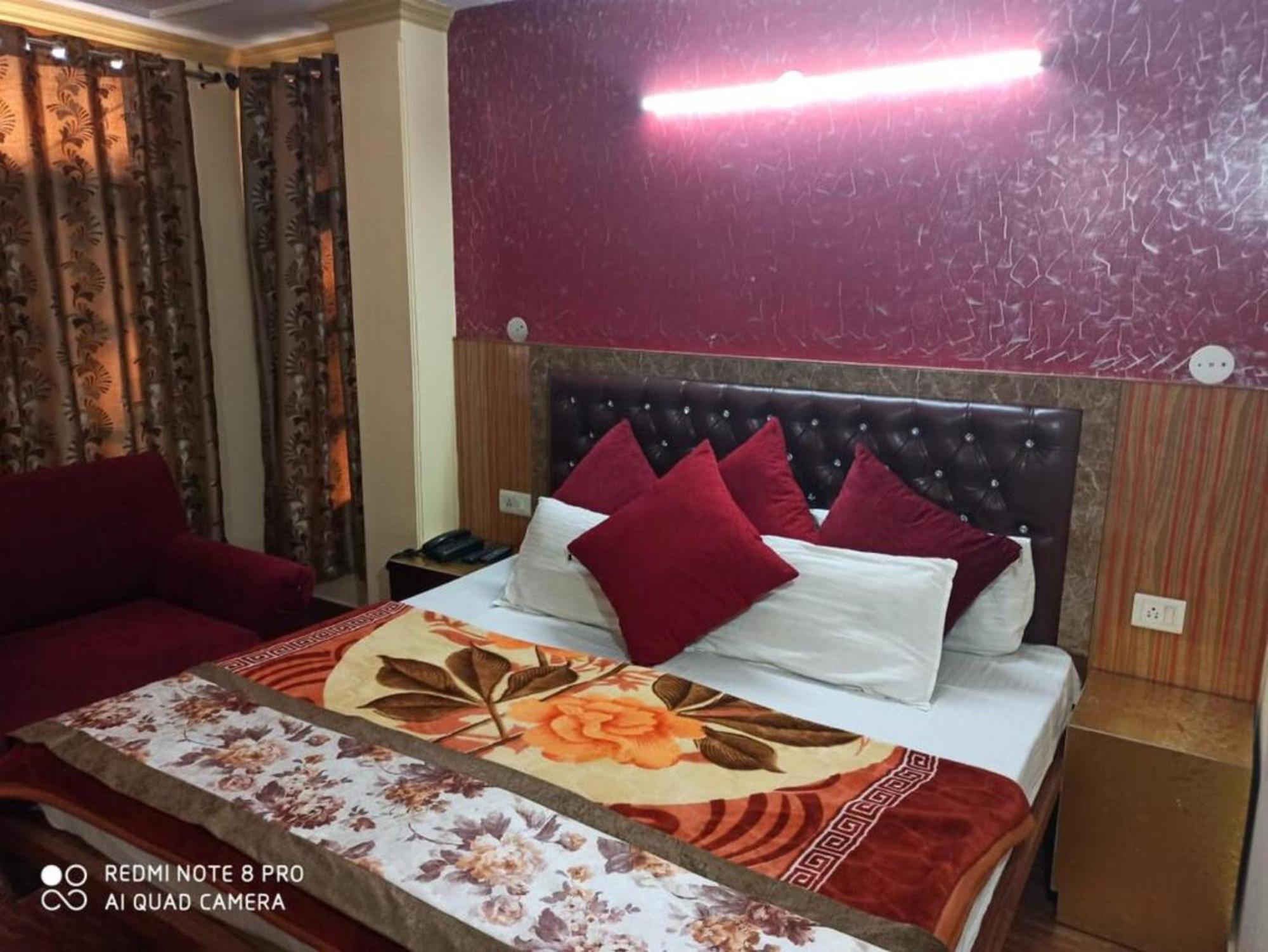 King Palace - Nature-valley-luxury-room - Prime Location With Parking Facilities Hotel