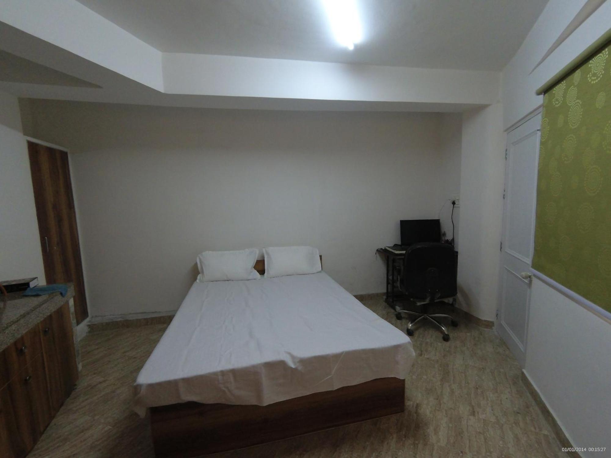 Homestay Tiny - Drive In Property- Small Basic Kitchen, 2km Ahead From Mall Road Lift Parking *