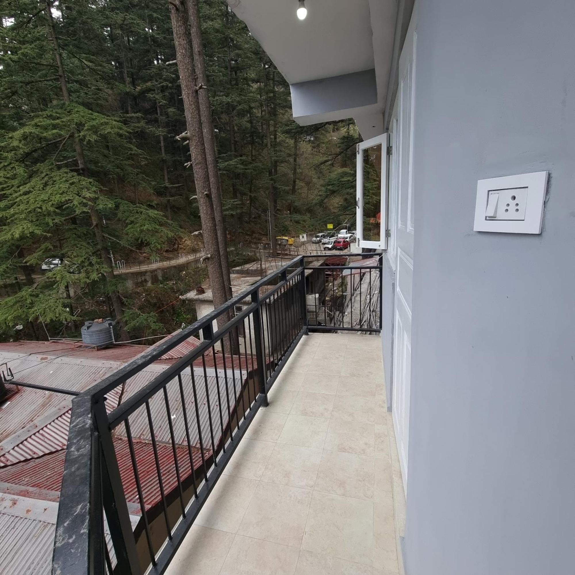 Tiny - Drive In Property- Small Basic Kitchen, 2km Ahead From Mall Road Lift Parking