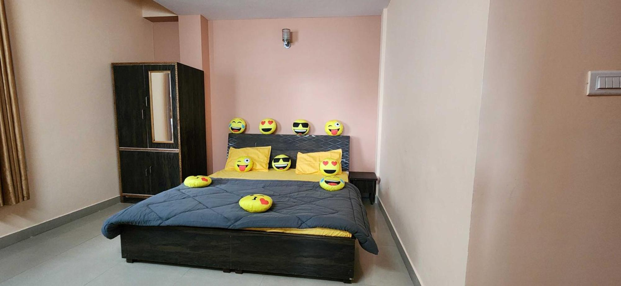 O 81250d Abhiaak Regency Apartment *