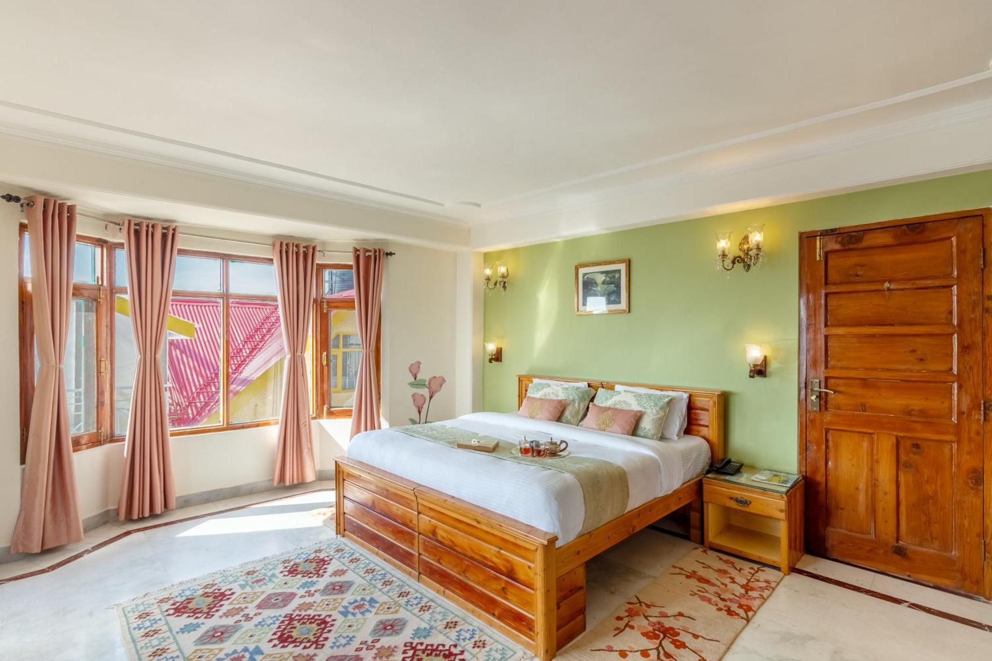Alaya Meridian Oak, Hotel