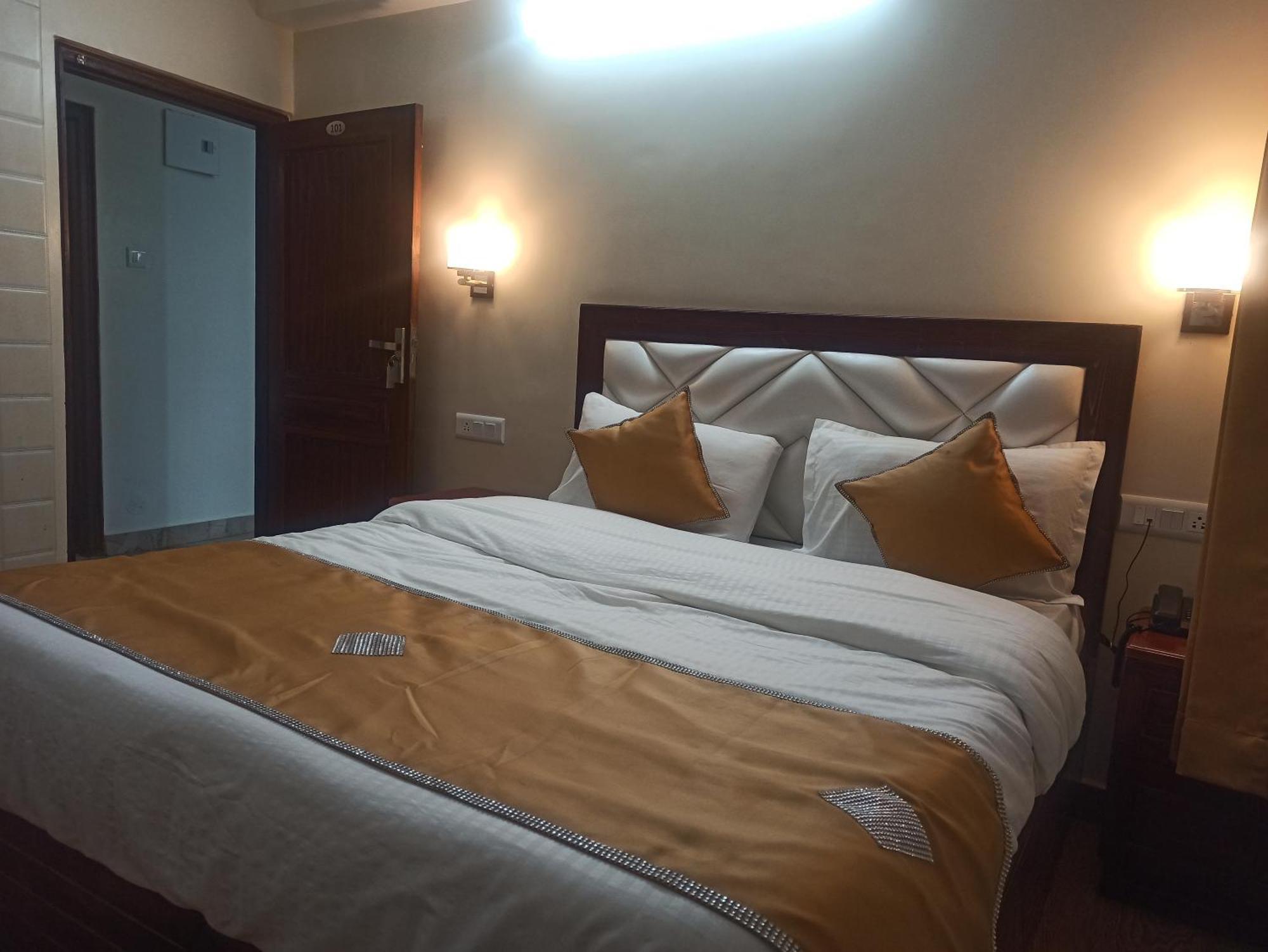 Uphar Hotel *