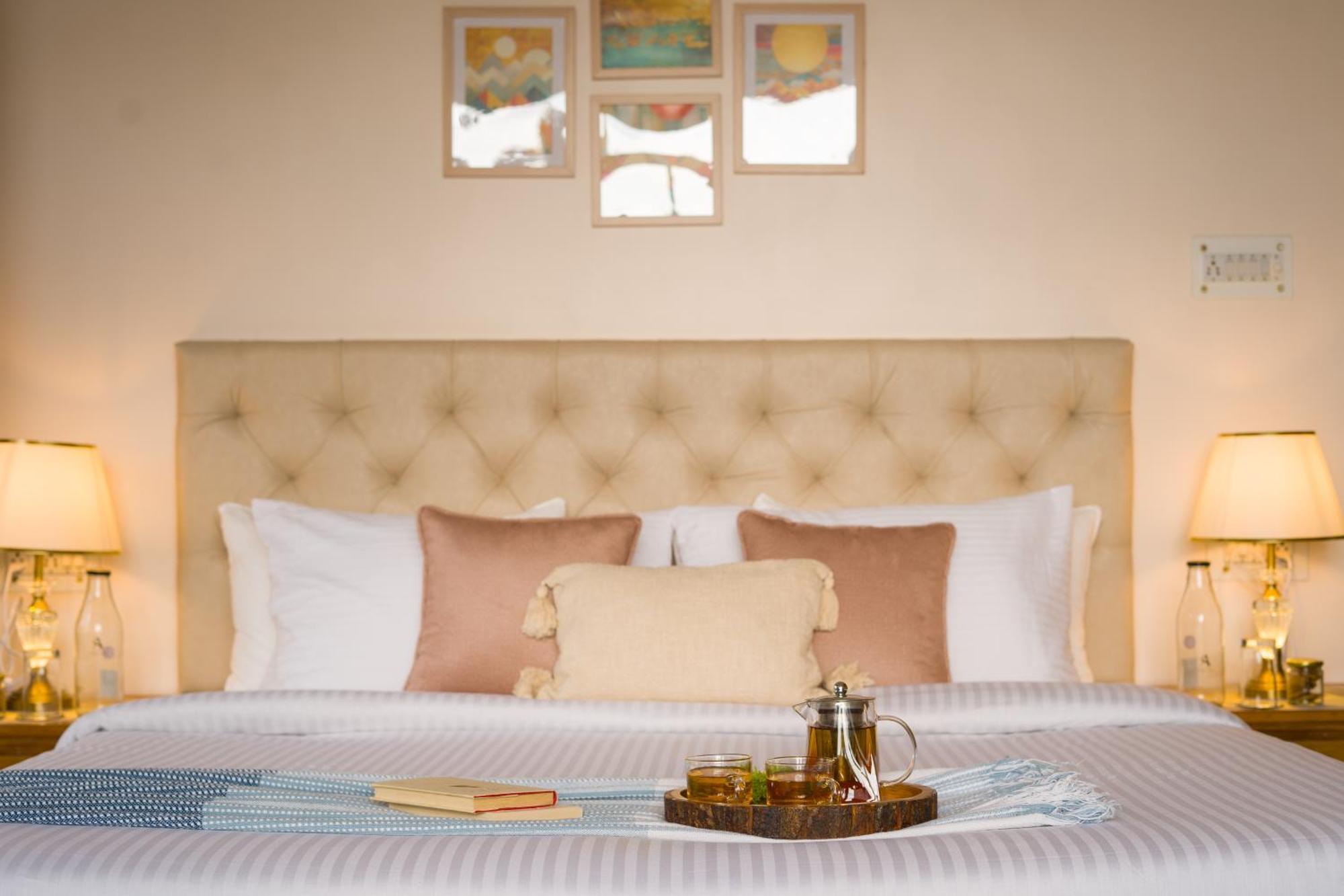 Elivaas 2 Bhk With Hills View & Restaurant - Hemkunj Bloom Villa *