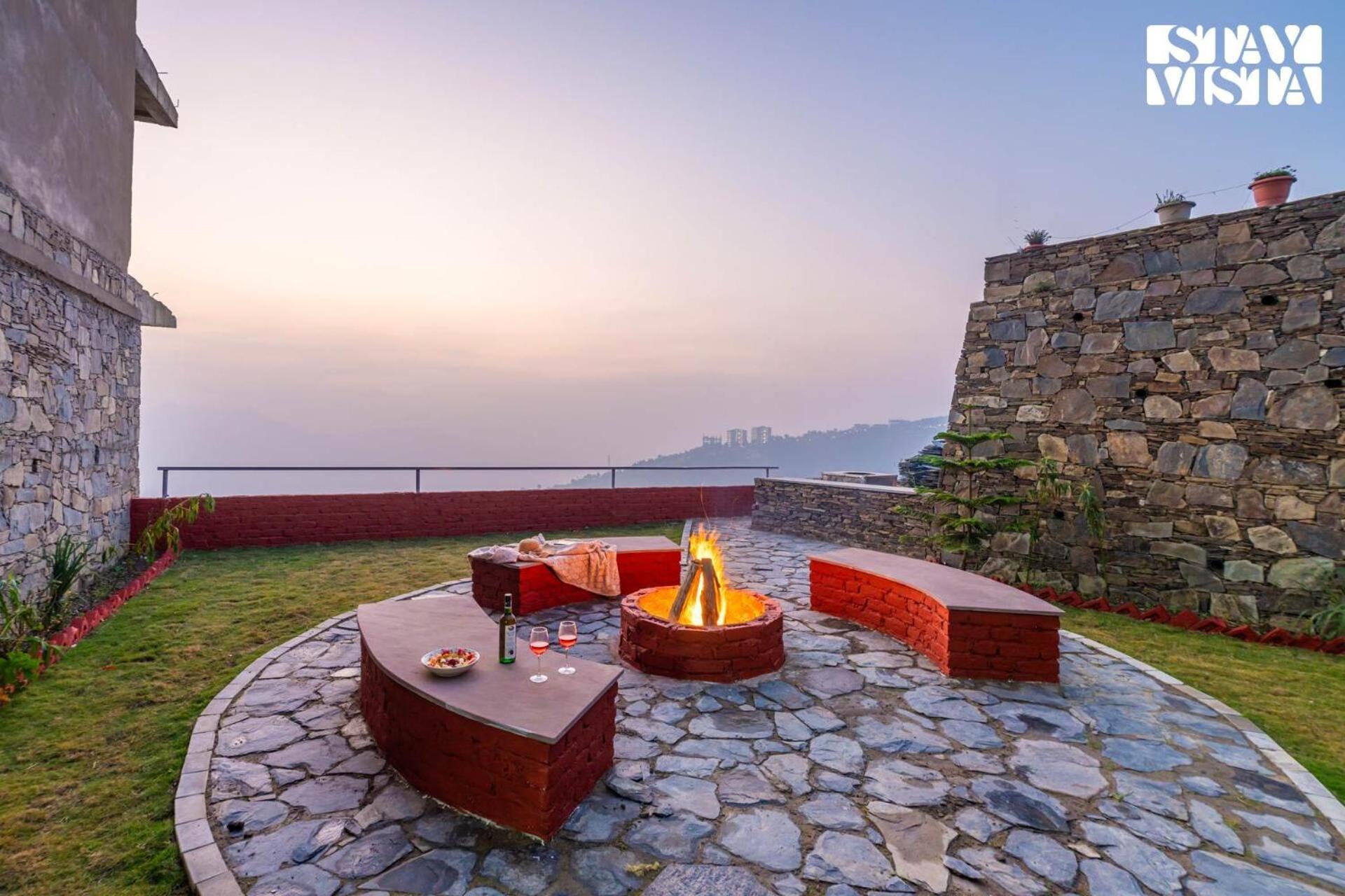 Stayvista At Nook - Elysium Estate 2 Bedroom With Hill View, Lawn Shimla