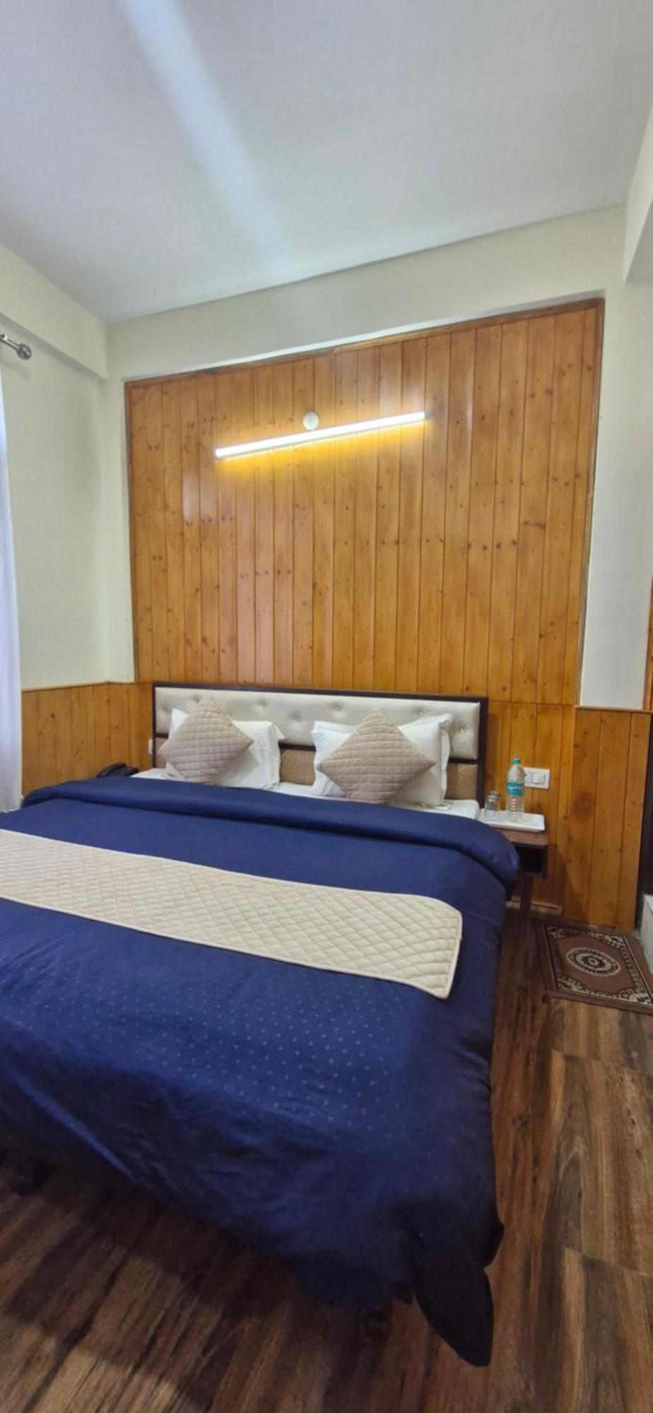 Hotel White 2*